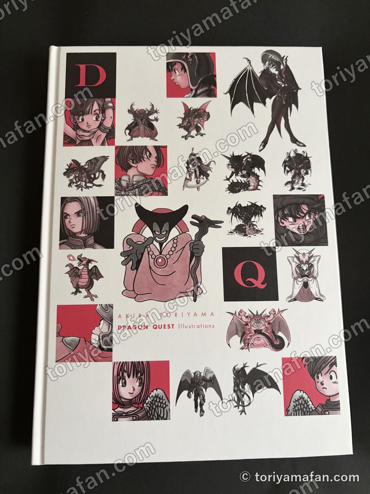 函から出した本の表紙。赤と黒の四角に主人公やモンスター