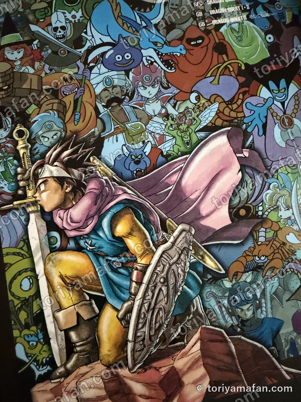 『ドラゴンクエストIII』の勇者とモンスターたちの絵を近くで写したところ。右上に機種と題名