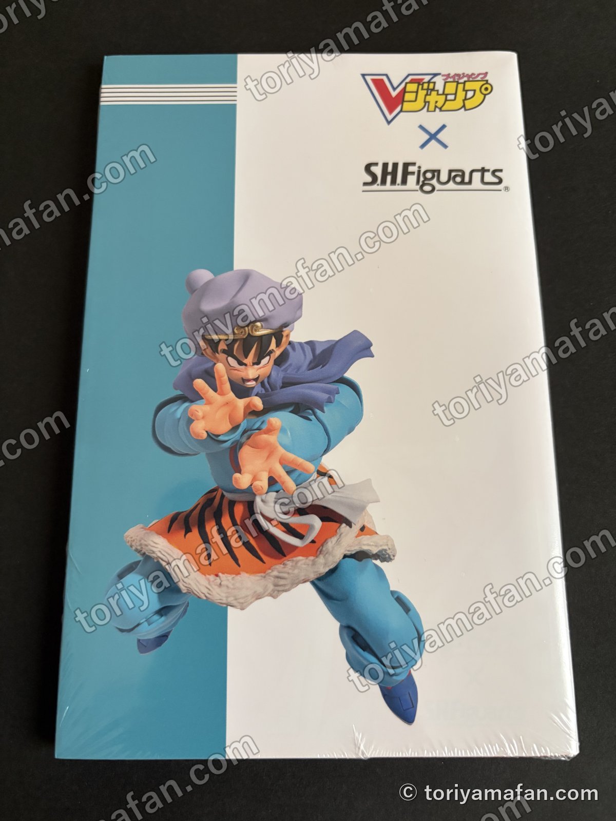 本の裏表紙。VジャンプとS.H.Figuartsのロゴと、冒険の彼方への悟空のフィギュアの写真
