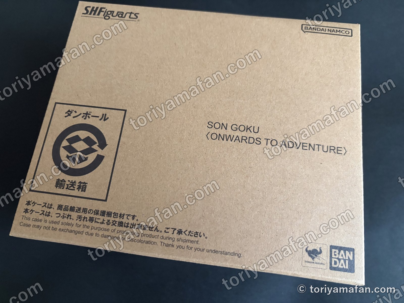 フィギュアの茶色の輸送箱。SON GOKU ONWARDS TO ADVENTUREの文字